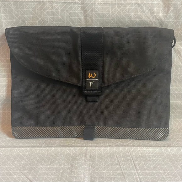 Waterfield San Francisco Padded Laptop Messenger Bag - Picture 3 of 9